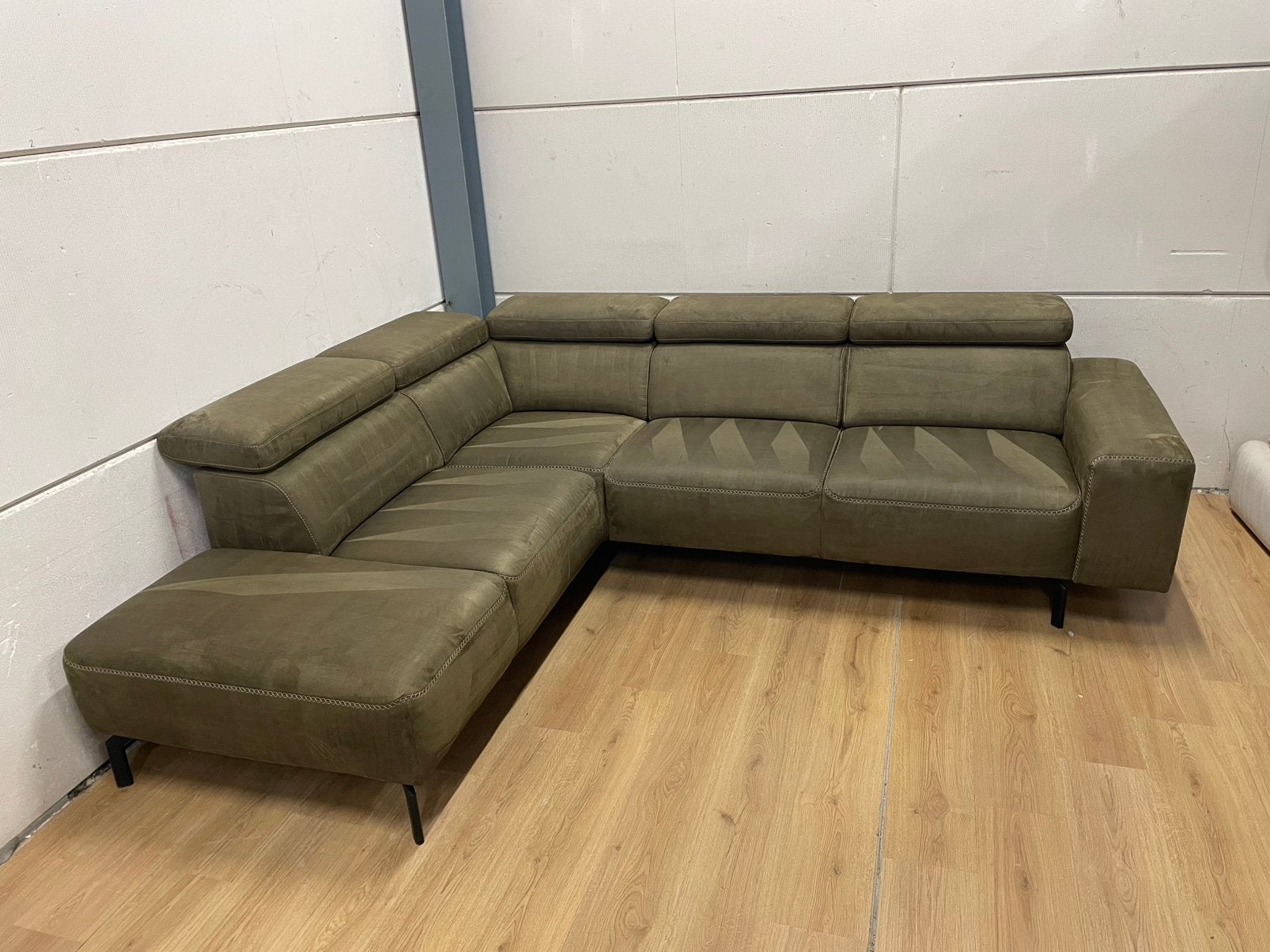 Mooie luxe suede groene hoekbank met hoofdsteunen GEREINIGD!