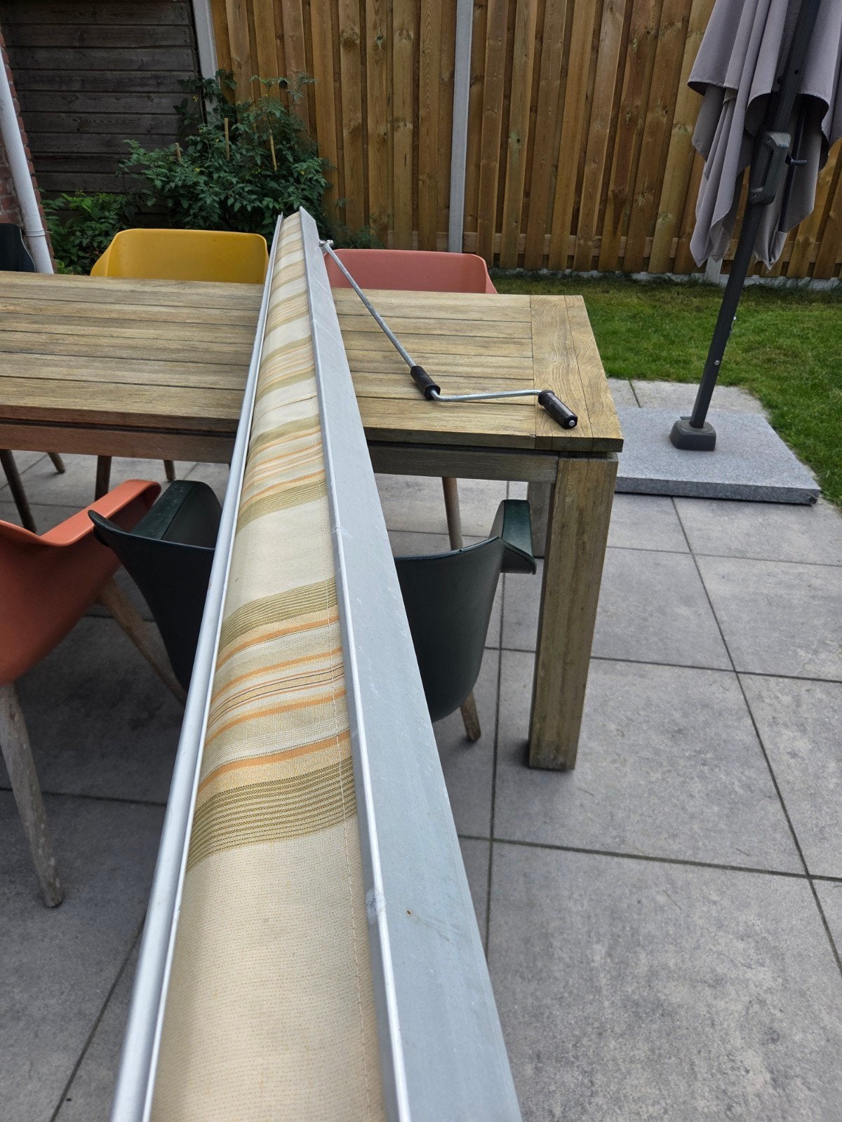 Handmatig zonnescherm - 330cm breed, Tuin en Terras, Zonneschermen, Gebruikt, Ophalen of Verzenden, 150 tot 300 cm, 250 cm tot 450 cm