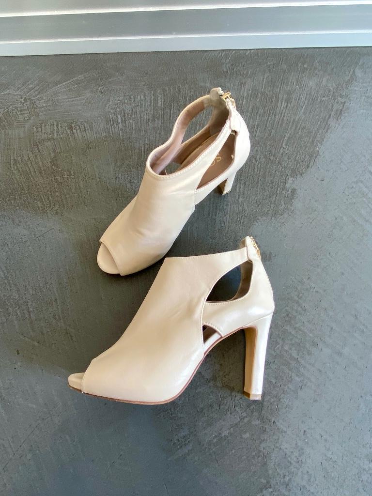 J100 Scapa maat 39 open leren schoenen hak pumps leer beige, Scapa, Zwart, Ophalen of Verzenden, Zo goed als nieuw