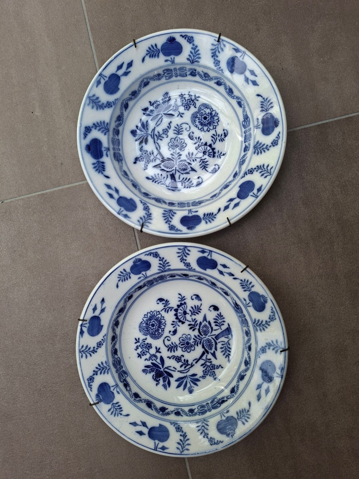 Twee antieke borden in 'Zwiebelmuster' motief, Ophalen
