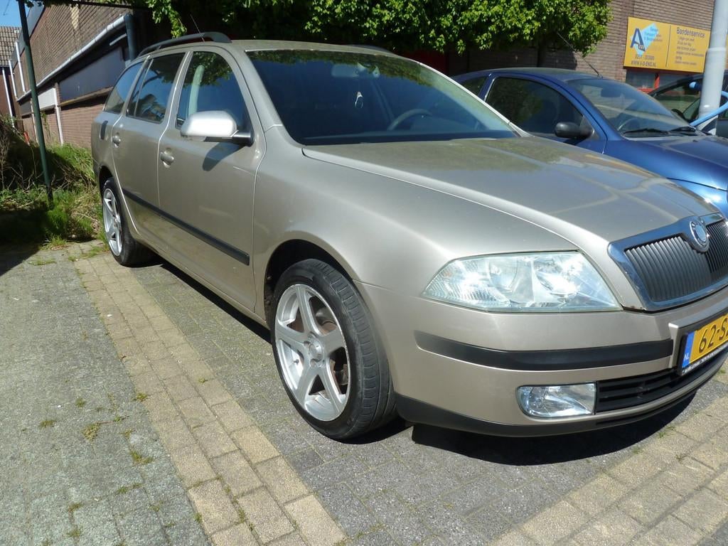 Skoda Octavia Combi 1.6 Elegance nieuwe apk trekhaak, Voorwielaandrijving, Gebruikt, 4 cilinders, Handgeschakeld