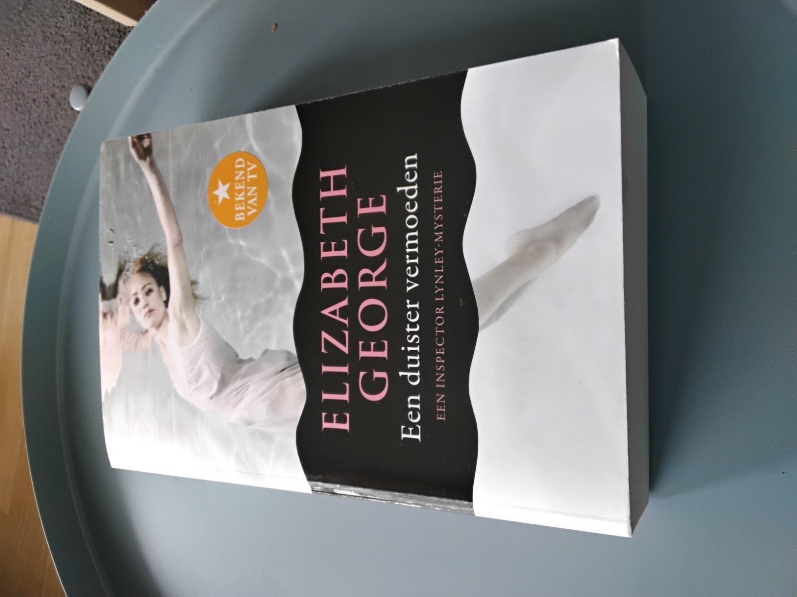 Elizabeth George - Een duister vermoeden, Boeken, Ophalen of Verzenden, Zo goed als nieuw, Elizabeth George