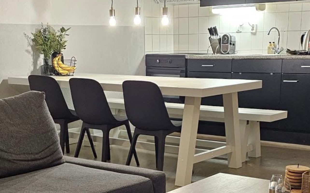 Witte houten eettafel+ bank, Ophalen, Zo goed als nieuw, 4 tot 6 stoelen