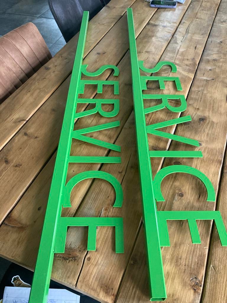 2 Groen metalen uithangborden “SERVICE" - 141cm lang, Huis en Inrichting, Ophalen of Verzenden, Zo goed als nieuw