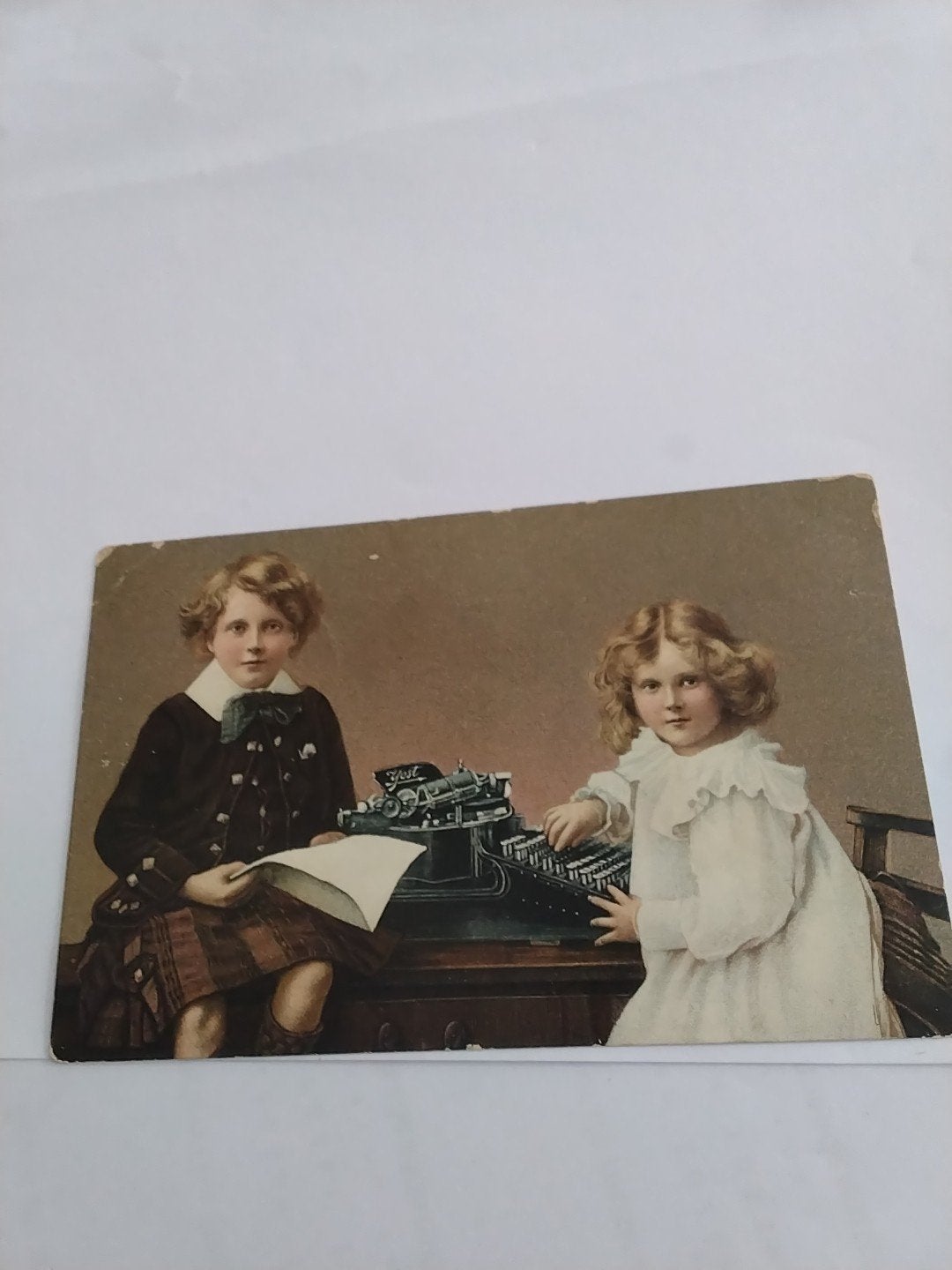Antieke ansichtkaart: Kinderen met typemachine (voor 1920), Verzamelen, Ophalen of Verzenden, Voor 1920, Gelopen