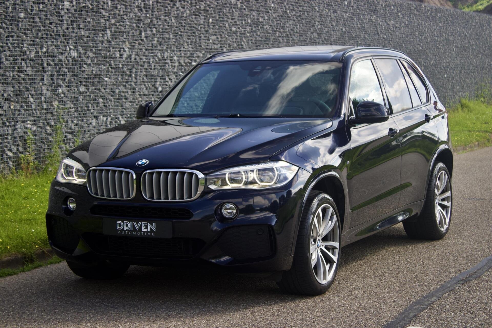 BMW X5 40d GRIJS KENTEKEN | Marge - Comfort Stoelen - Pano, Auto's, Automaat, Automatische klimaatregeling, 2175 kg, Gebruikt