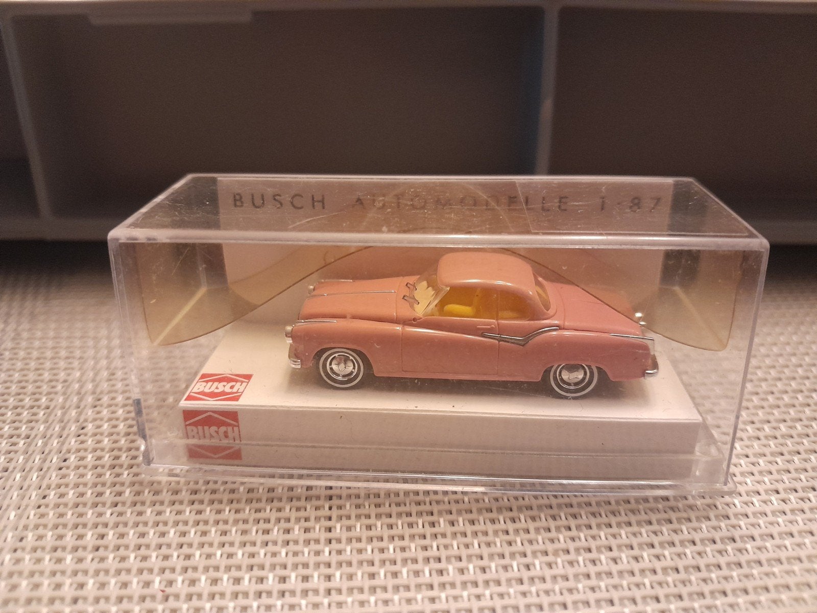Busch Borgward Isabella Coupé 1:87 - Roze Modelauto, Hobby en Vrije tijd, Modelauto's | 1:87, Nieuw, Auto, Overige merken, Ophalen of Verzenden