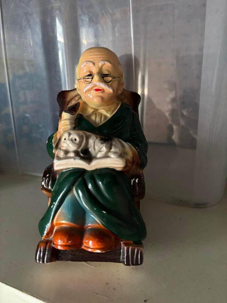 Vintage spaarpot oude man in schommelstoel met hond, Ophalen of Verzenden, Zo goed als nieuw