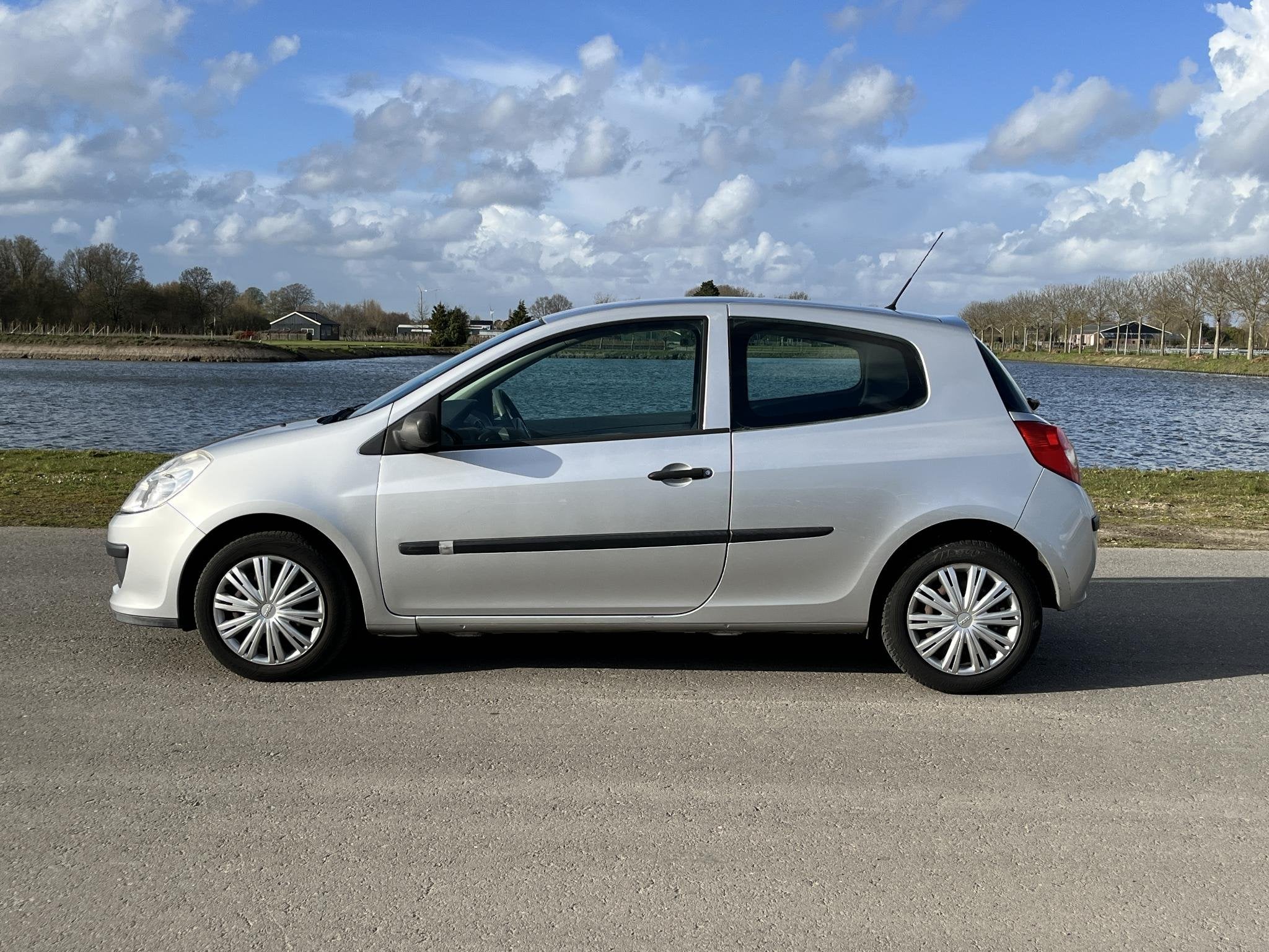 Renault Clio 1.2-16V Authentique, Gebruikt, 4 cilinders, 1055 kg, 49 €/maand