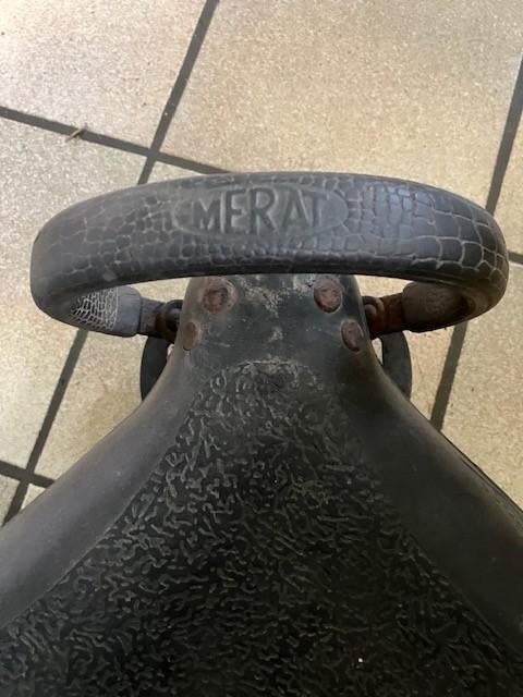 Zweefzadel Merat / Dunlop oldtimer motor, Motoren, Ophalen of Verzenden, Gebruikt