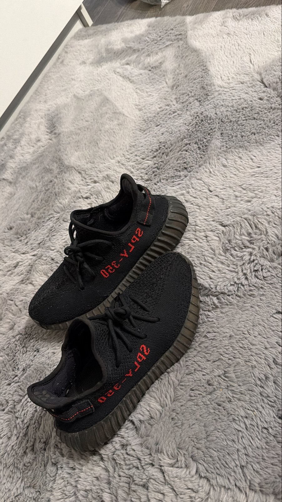 Yeezy Boost 350 V2 Black Red, Ophalen of Verzenden, Gedragen, Zwart, Sneakers of Gympen