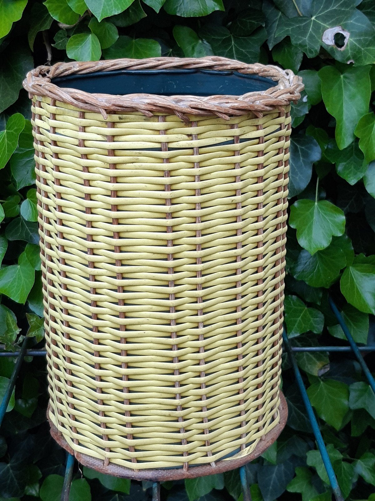 vintage rieten bloempot geel, Rond, Ophalen of Verzenden, Aardewerk, Minder dan 40 cm