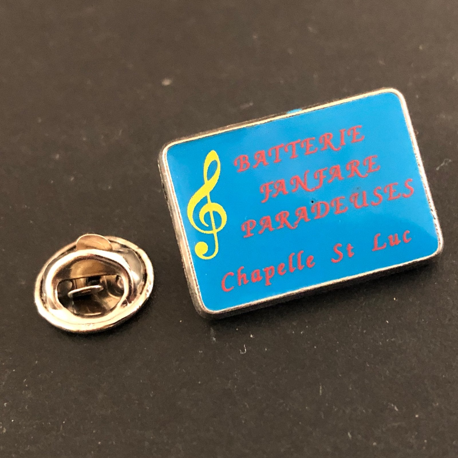 Vintage Speldje Muziek Fanfare Chapelle St Luc, Verzamelen, Ophalen of Verzenden, Gebruikt, Overige onderwerpen, Speldje of Pin