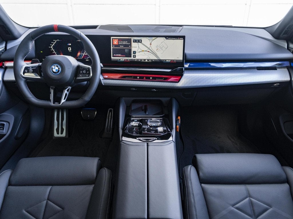 BMW i5 M60 | M Sportpakket Pro | Equipment Pack Pro | Travel, Auto's, BMW, Automaat, Stof, Zwart, Vierwielaandrijving