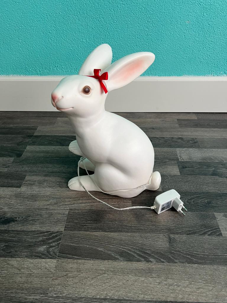 Schattige Konijnenlamp met Rood Strikje - Perfect voor Kinde, Kunststof, Ophalen of Verzenden, Zo goed als nieuw, Modern