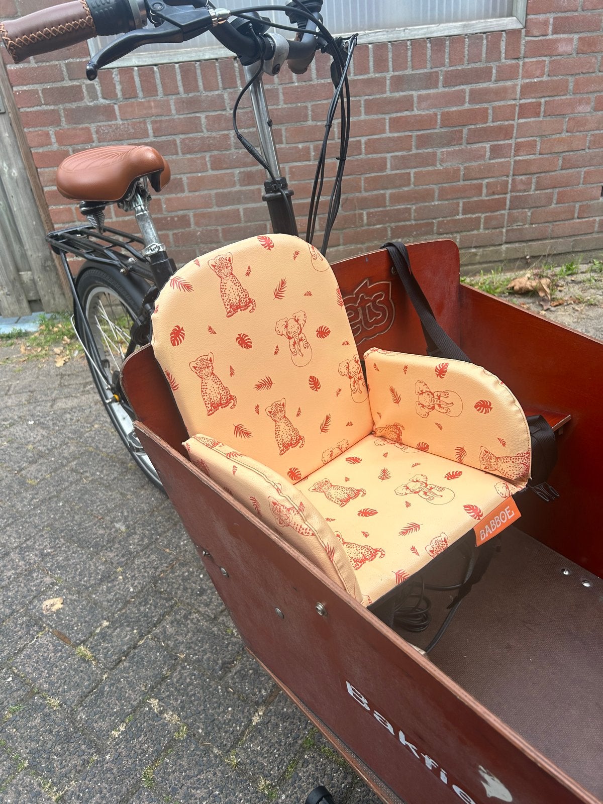 Babboe zitje voor in bakfiets - Jungle print oranje/roze, Fietsen en Brommers, Fietsaccessoires | Fietsstoeltjes, Gebruikt, Voorzitje