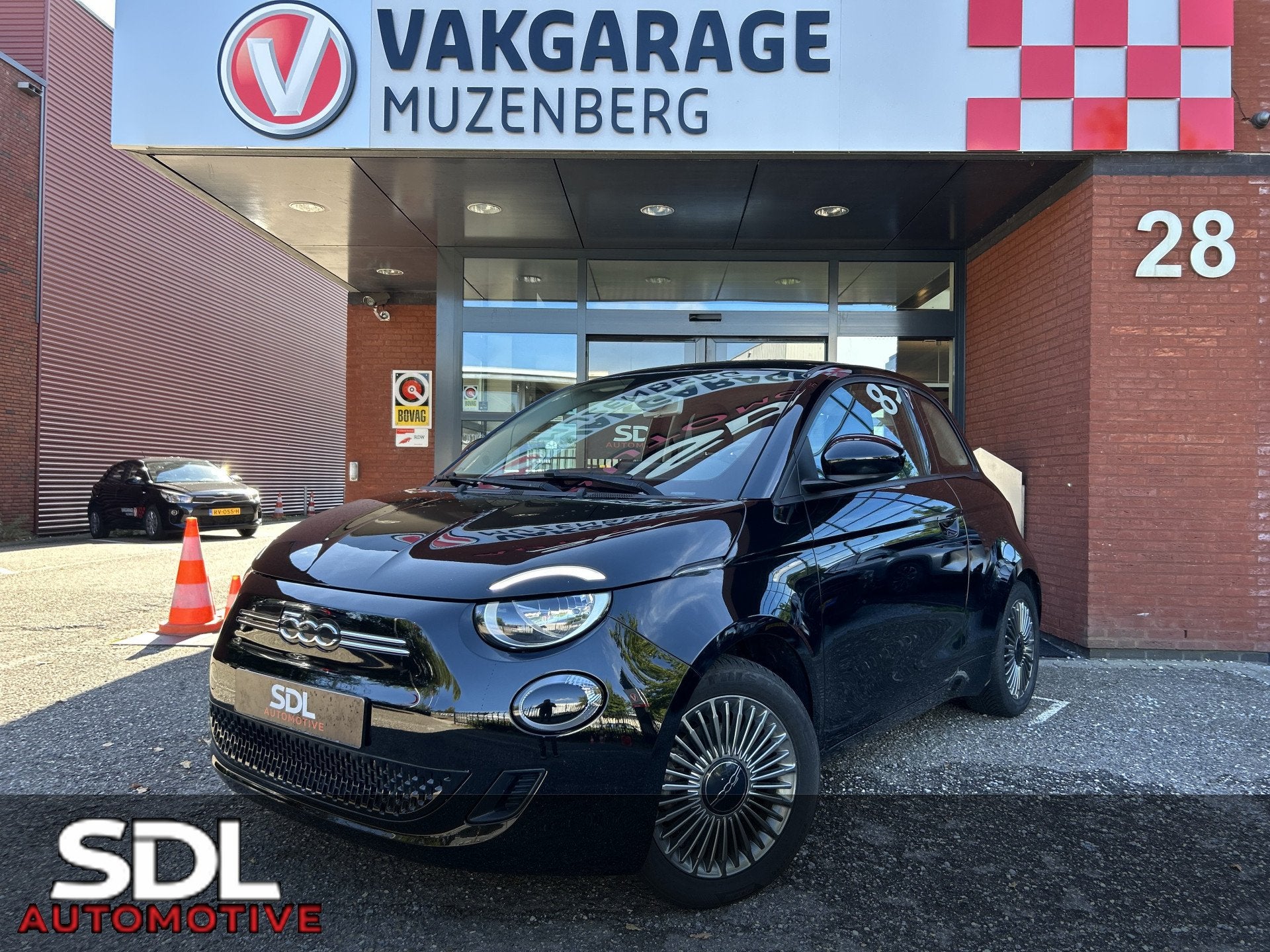Fiat 500E Icon 42 kWh Long Range SOH 94% // LED // NAVI + CA, Auto's, Stof, Gebruikt, 4 stoelen, Zwart