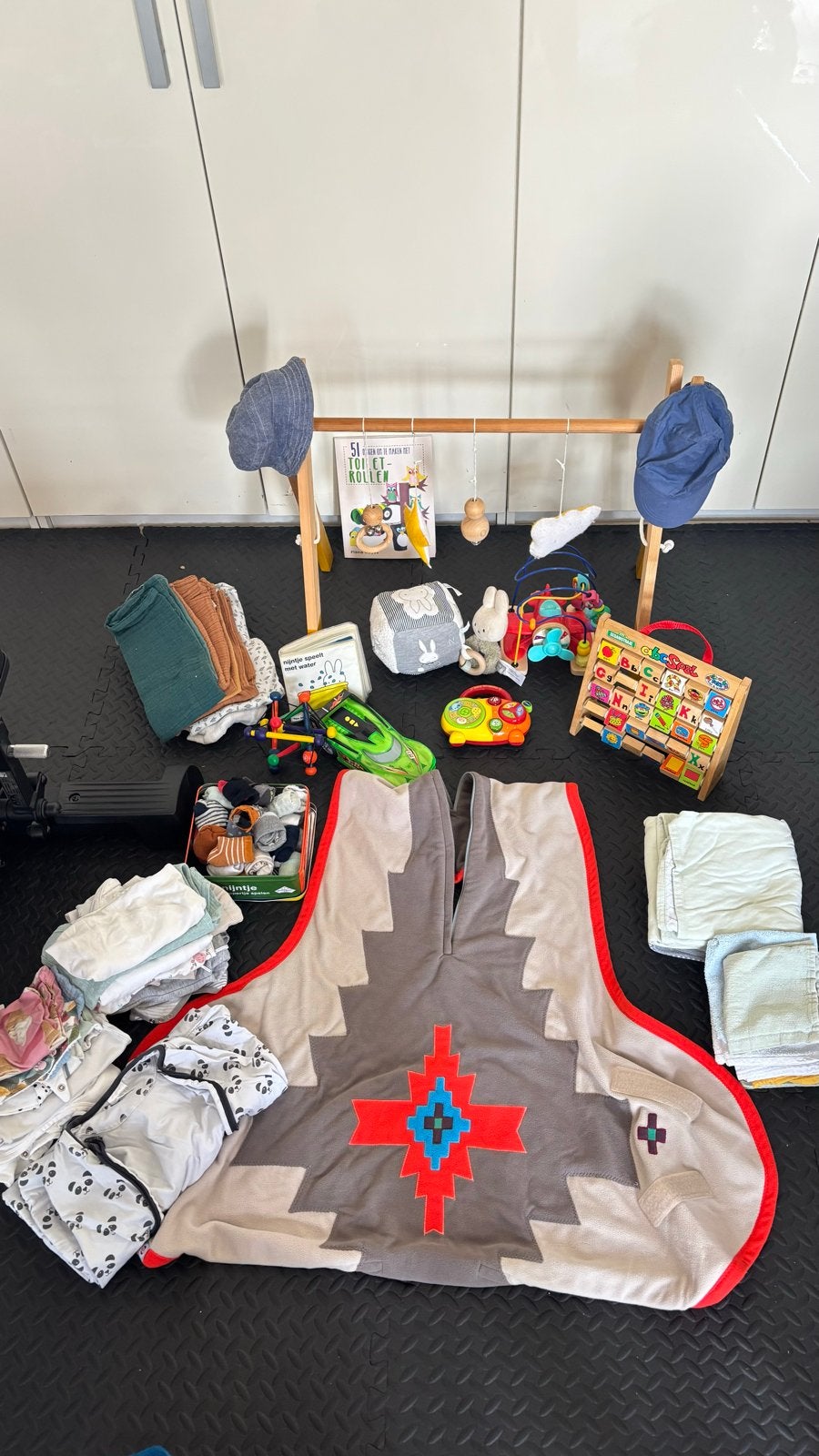 Groot babypakket: babygym, houten speelgoed, kleding, doeken, Ophalen, Gebruikt, Overige typen, Met geluid