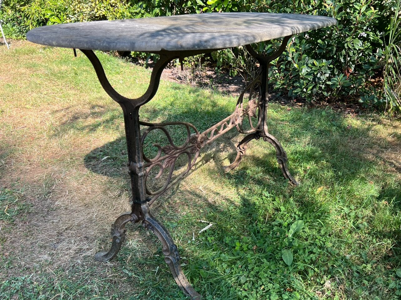 Sierlijke gietijzeren tuintafel met hardstenen blad, Ophalen, Gebruikt, Ovaal, Metaal