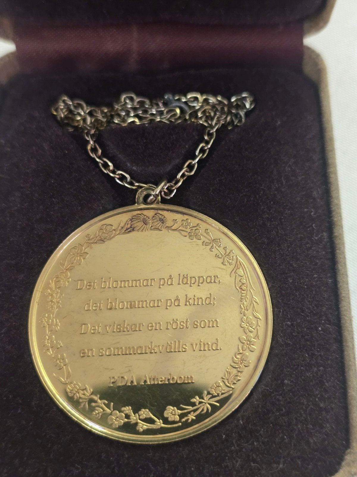 Vintage Gouden Medaillon met Ketting en Gravering, Ophalen, Met hanger, Gebruikt, Goud