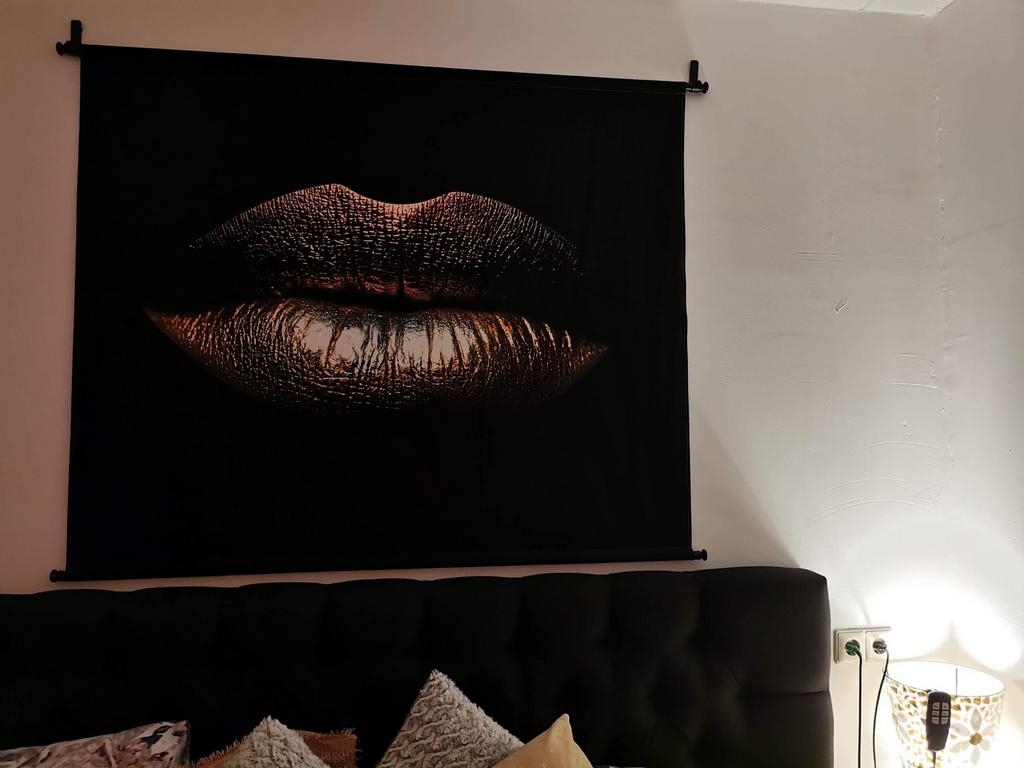 Wandkleed met gouden lippen - Modern en stijlvol, Zwart, Ophalen of Verzenden, Zo goed als nieuw, Met ophangsysteem