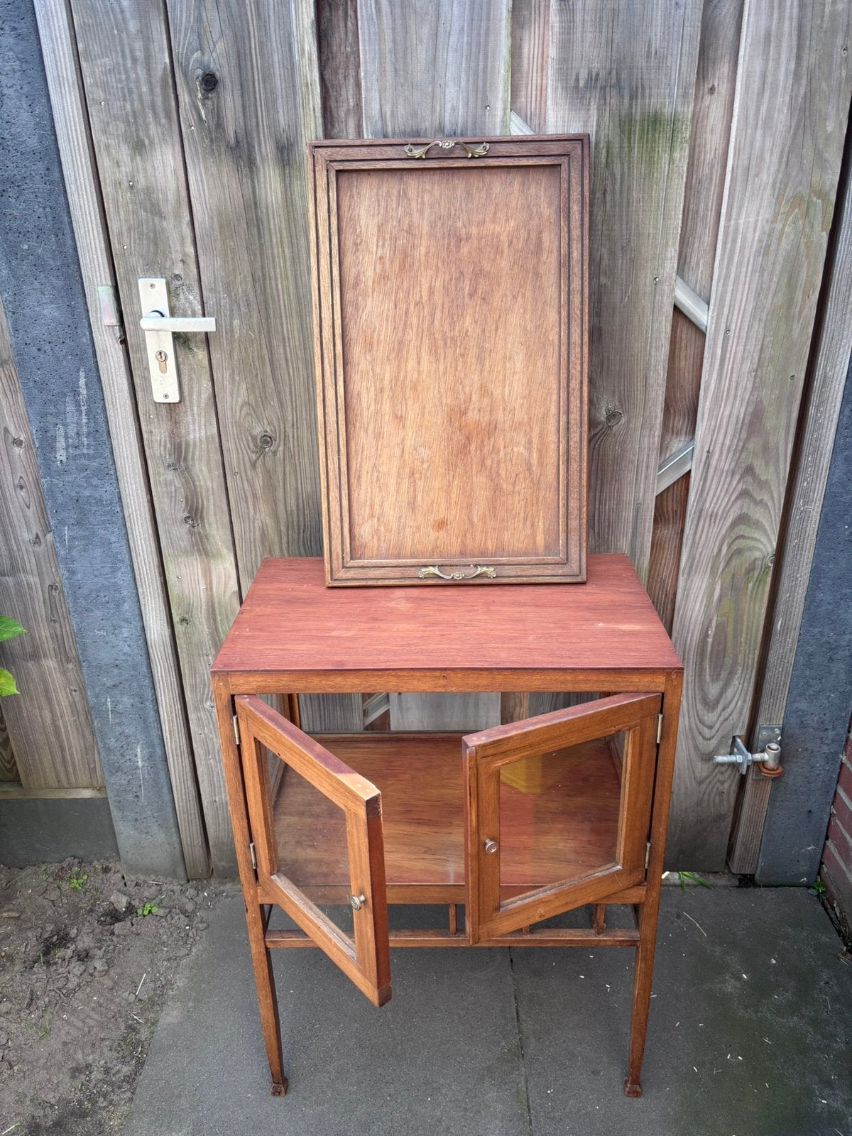 Antiek kastje met glas, Ophalen
