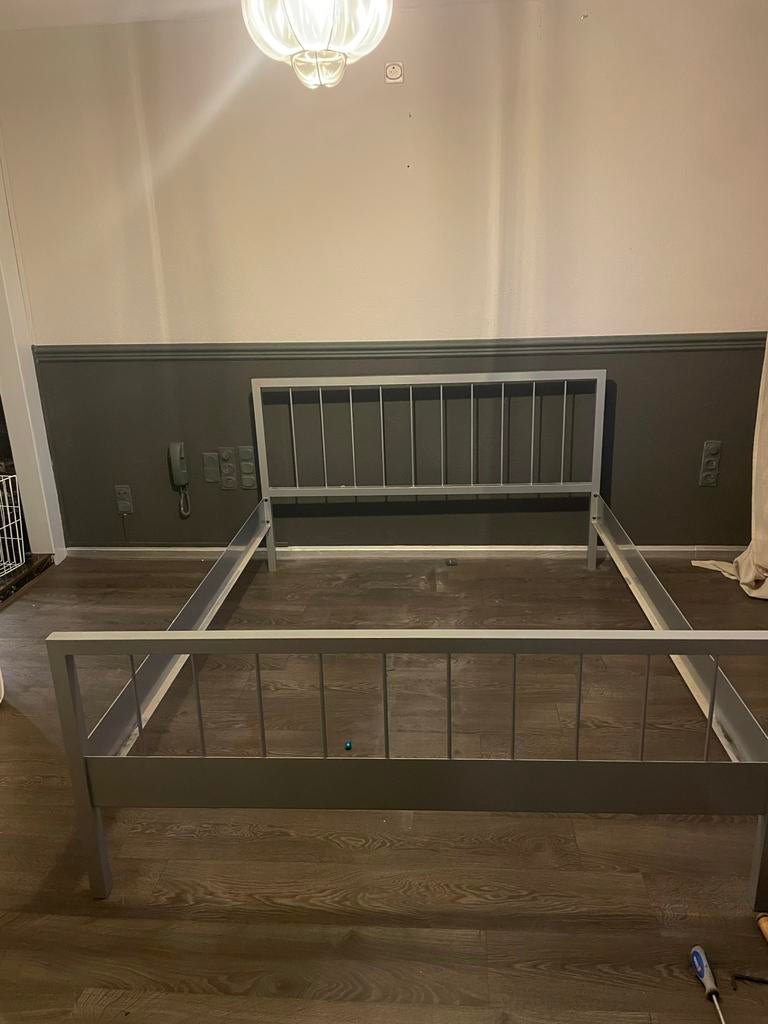 Tweepersoonsbed frame - Grijs metaal, Huis en Inrichting, Slaapkamer | Bedden, Ophalen, Gebruikt, Tweepersoons, Modern spijlenbed
