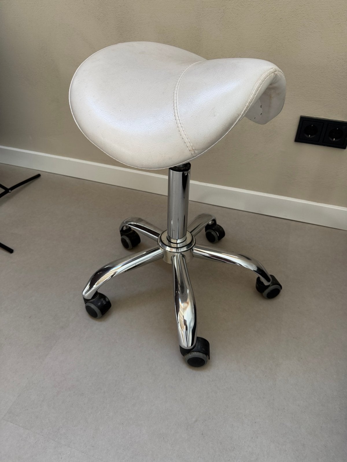 Witte zadelkruk op wielen - Ergonomisch en Verstelbaar, Ophalen, Gebruikt, Wit, Leer