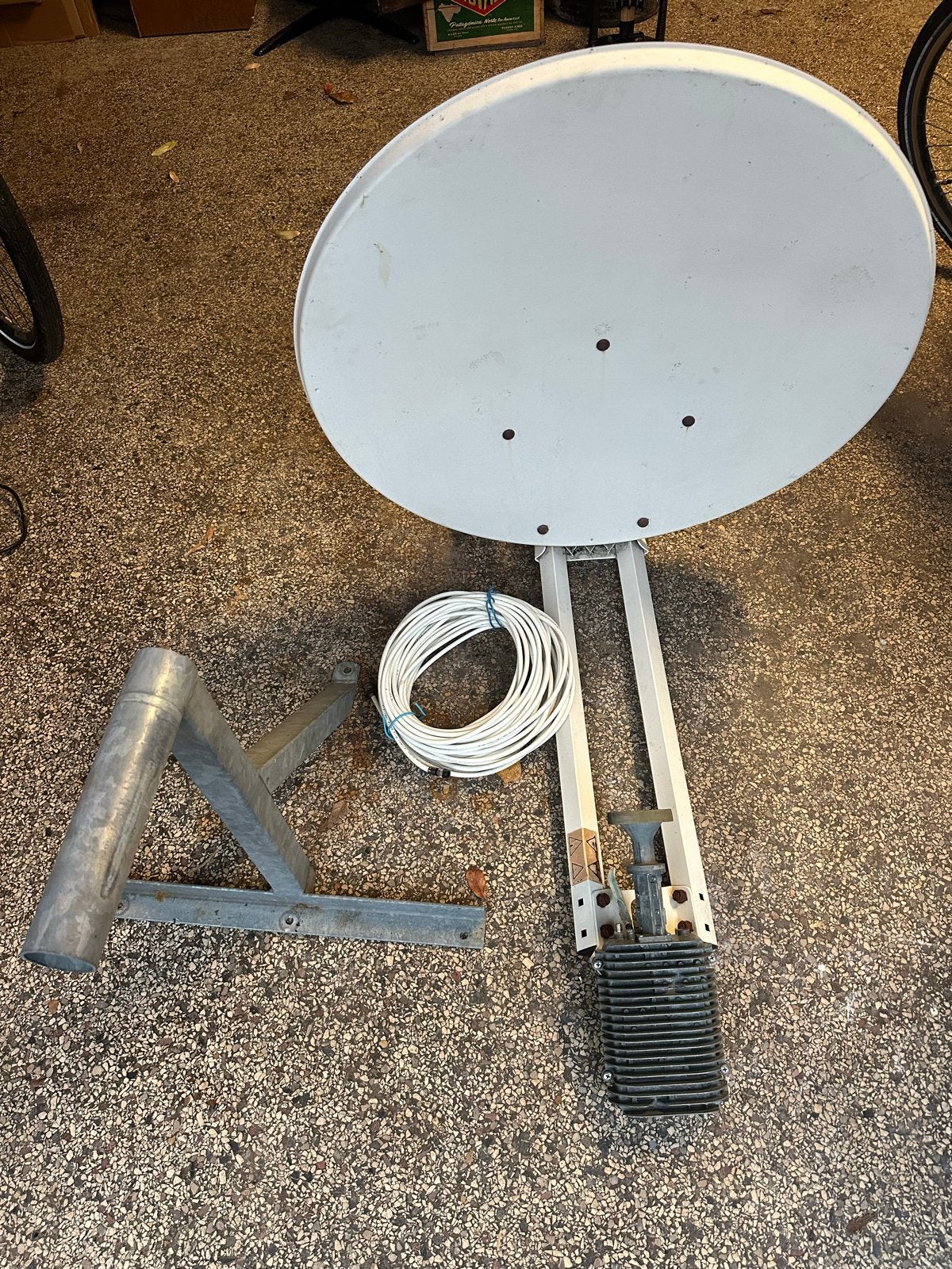 Schotelantenne met kabel en muurbeugel, Ophalen, Gebruikt, (Schotel)antenne, Overige merken