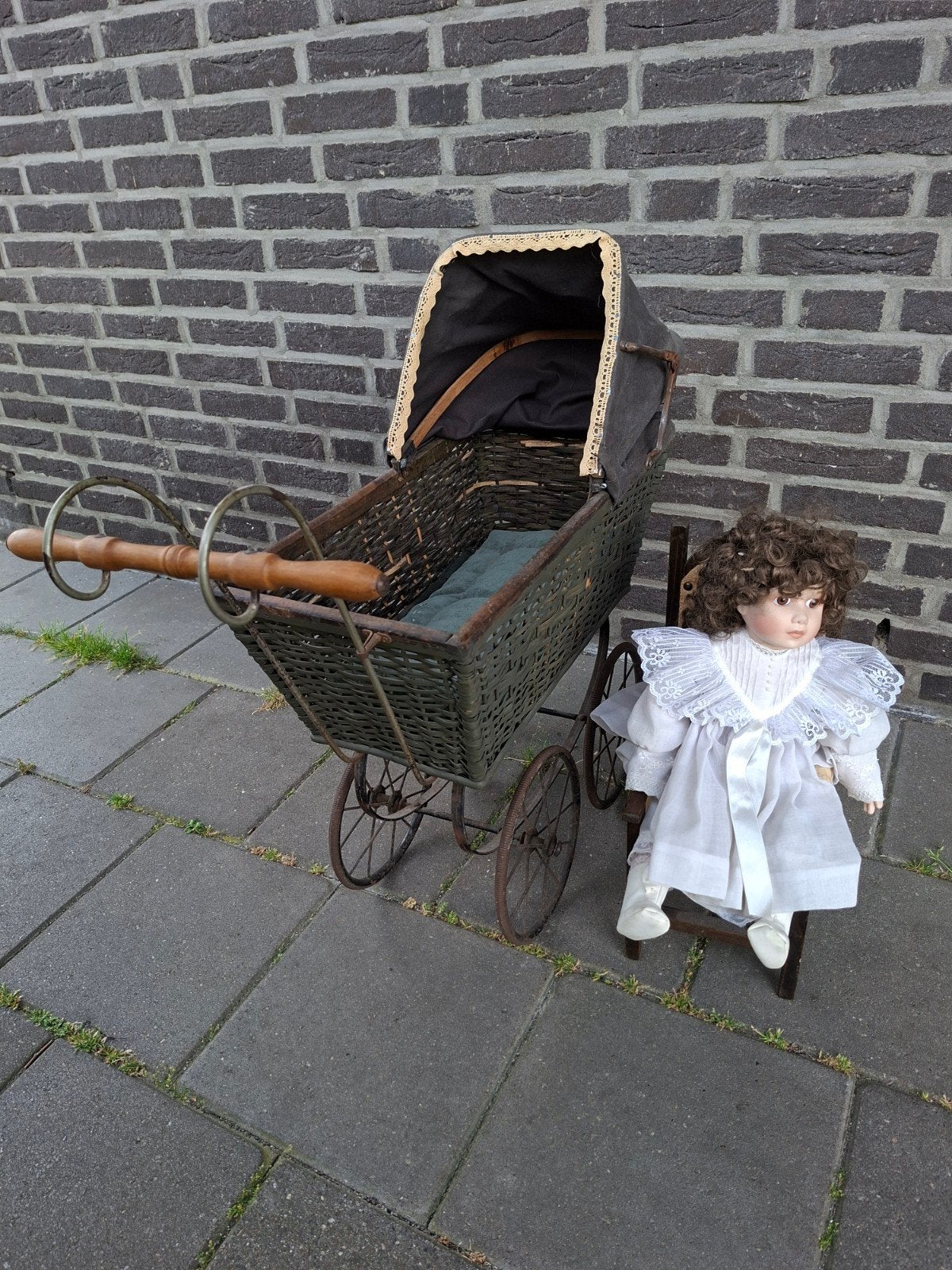 Antieke pop met kinderwagen en stoeltje, Verzamelen, Poppen, Gebruikt, Pop, Ophalen of Verzenden