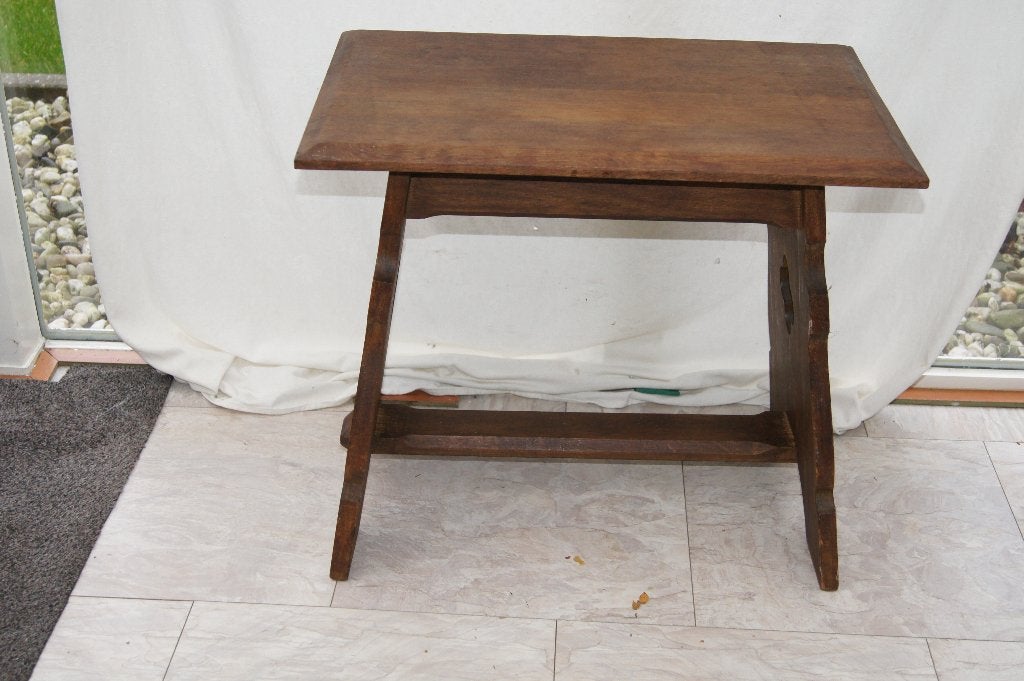 Antieke houten bijzettafel met decoratieve poten, Ophalen
