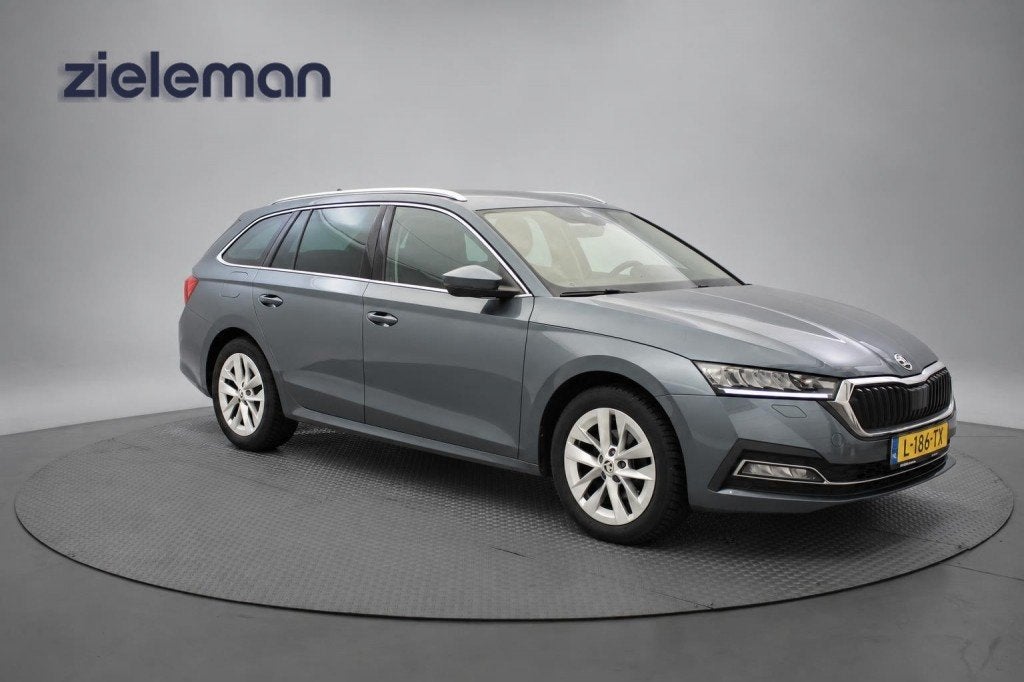 Skoda OCTAVIA Combi 1.0 e-TSI Business Edition Plus Automaat, Auto's, Gebruikt, Met garantie (alle), 19 km/l, 3 cilinders