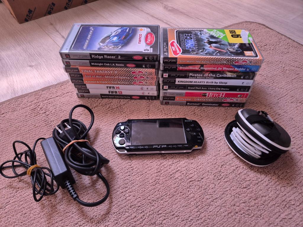 Sony PSP met spellen, oplader en opbergcase, Spelcomputers en Games, Spelcomputers | Sony PSP, Ophalen of Verzenden, Gebruikt