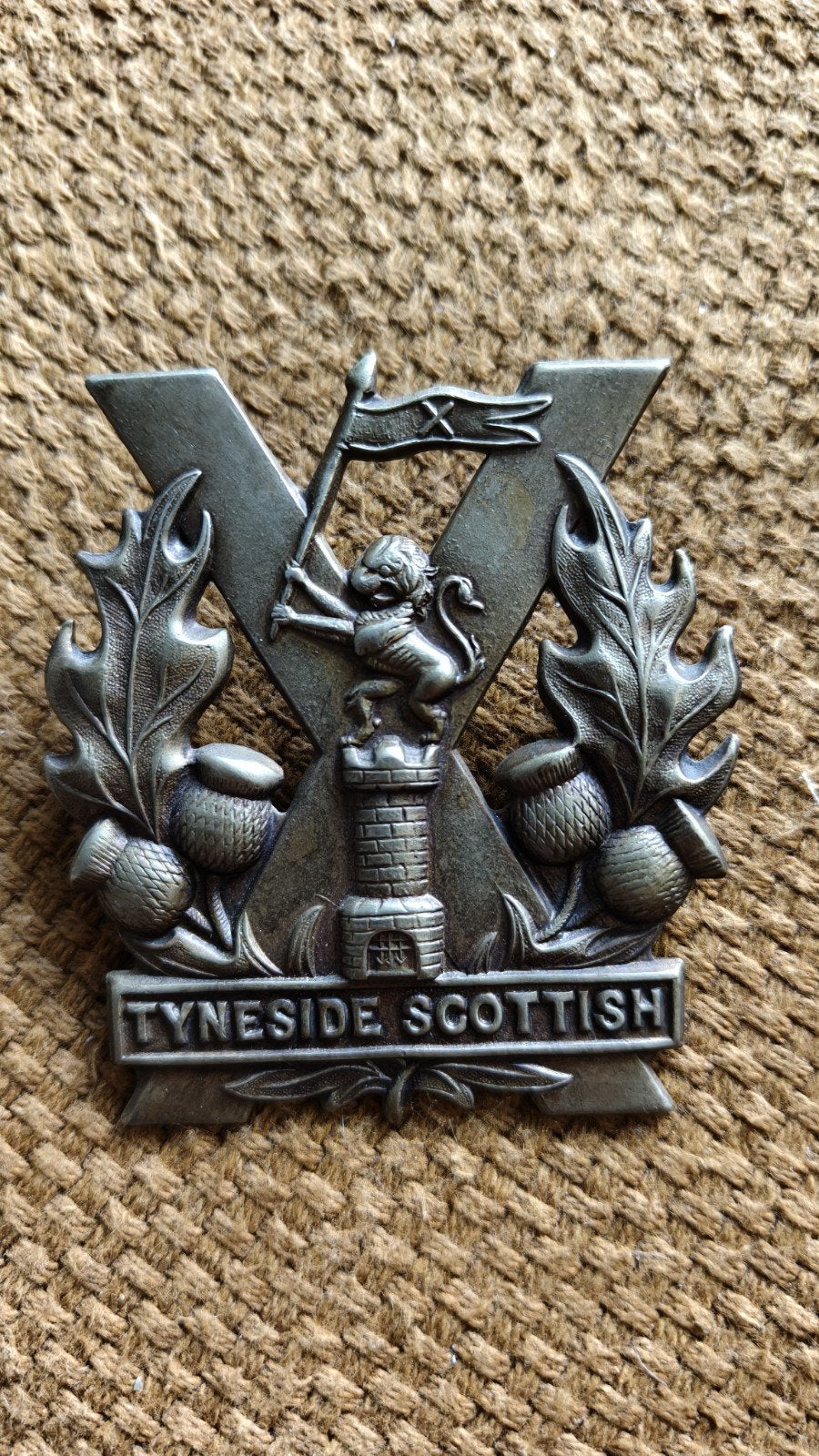 Originele WW1 capbadge Tyneside Scottish., Verzamelen, Militaria | Algemeen, Ophalen of Verzenden, Landmacht, Engeland, Embleem of Badge