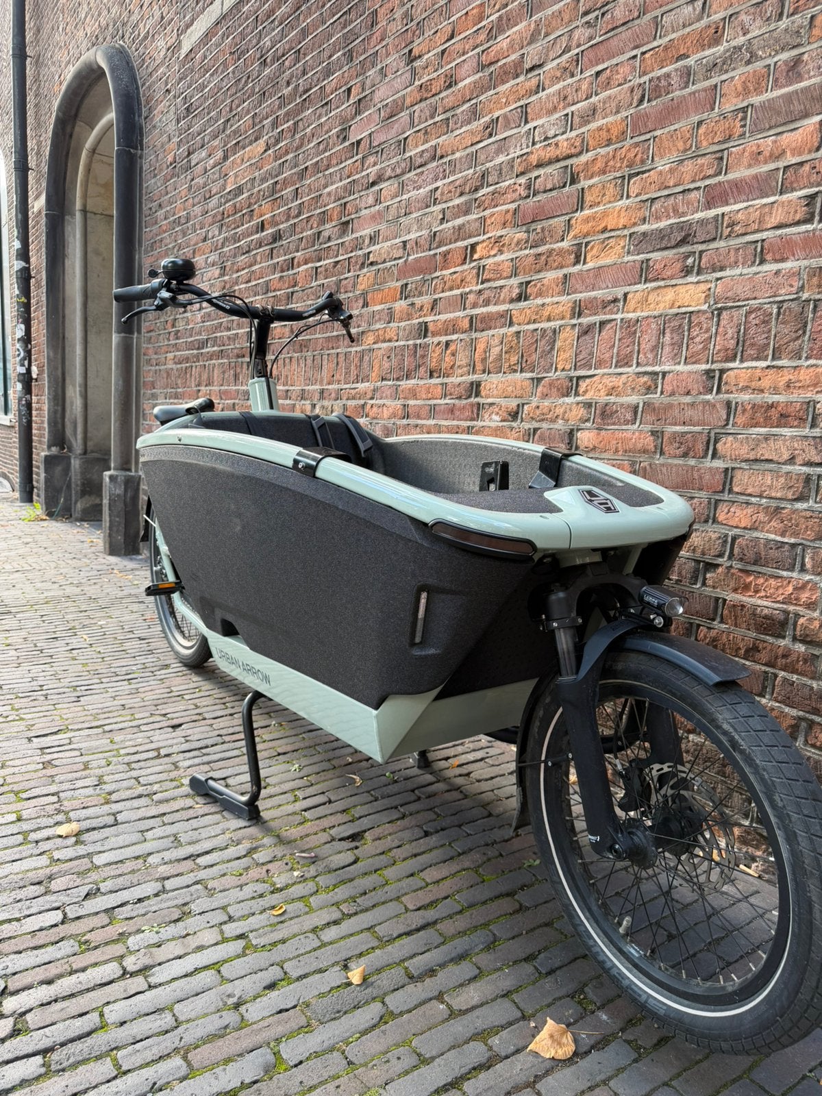 Foto 2 van Urban arrow next essential smart bakfiets showroom model