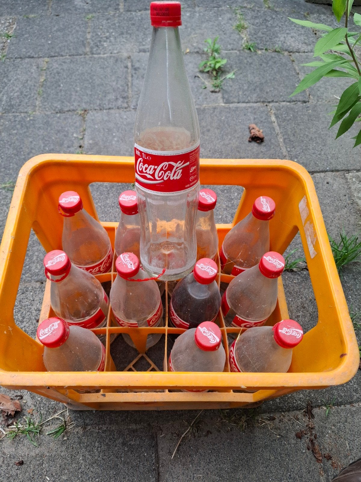Glazen Coca-Cola flessen in krat, één nog gevuld, Ophalen of Verzenden, Gebruikt