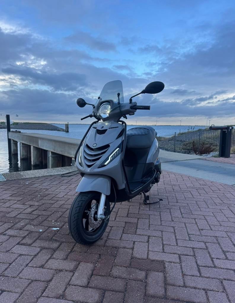 Zip 2023 met 2200 kilometer, Fietsen en Brommers, Scooters | Piaggio, Ophalen, Zo goed als nieuw, Benzine, Zip