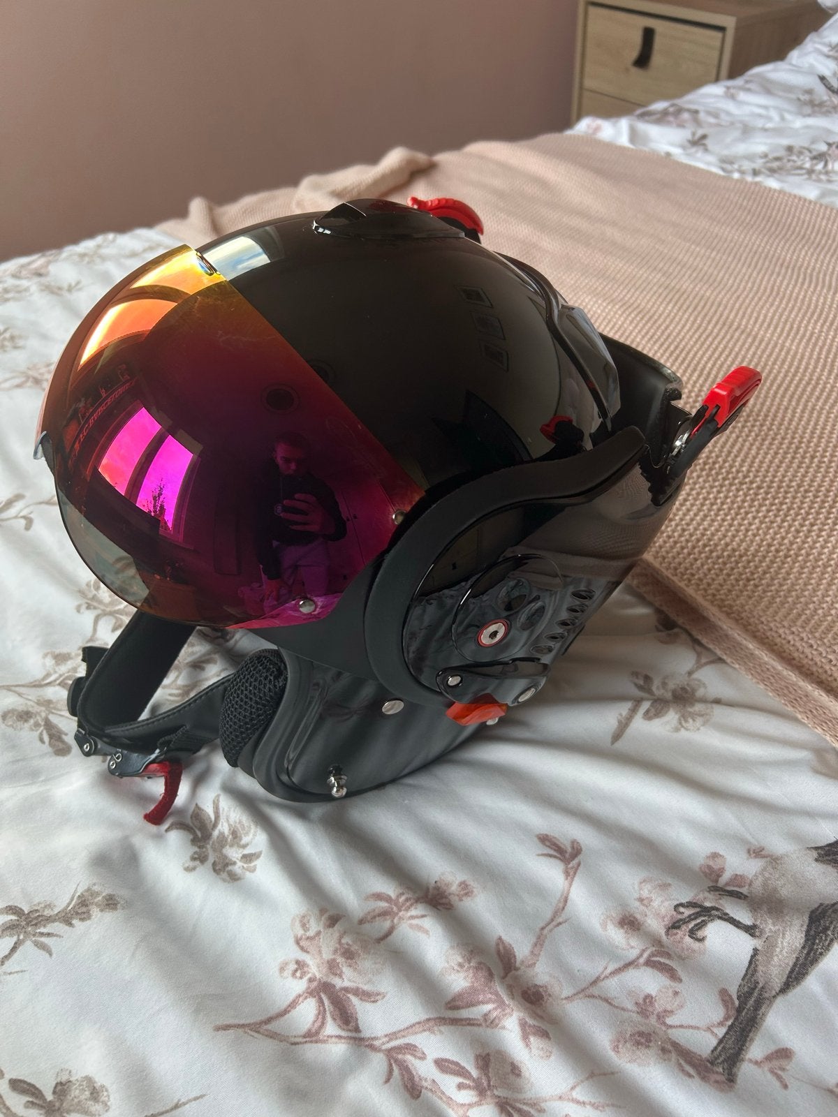 Zwarte glanzende boxer helm met oranje/paars vizier, Motoren, Overige merken, M, Heren, Ophalen of Verzenden
