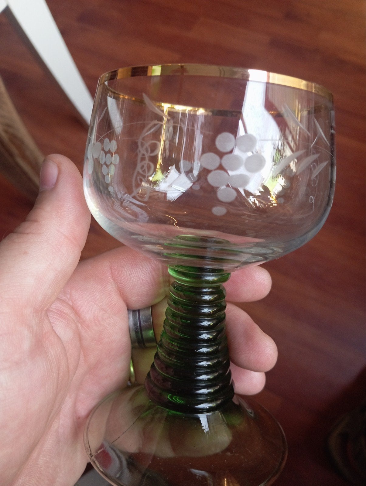 Roemer wijnglas met druivenmotief en gouden rand, Antiek en Kunst, Antiek | Glas en Kristal, Ophalen of Verzenden