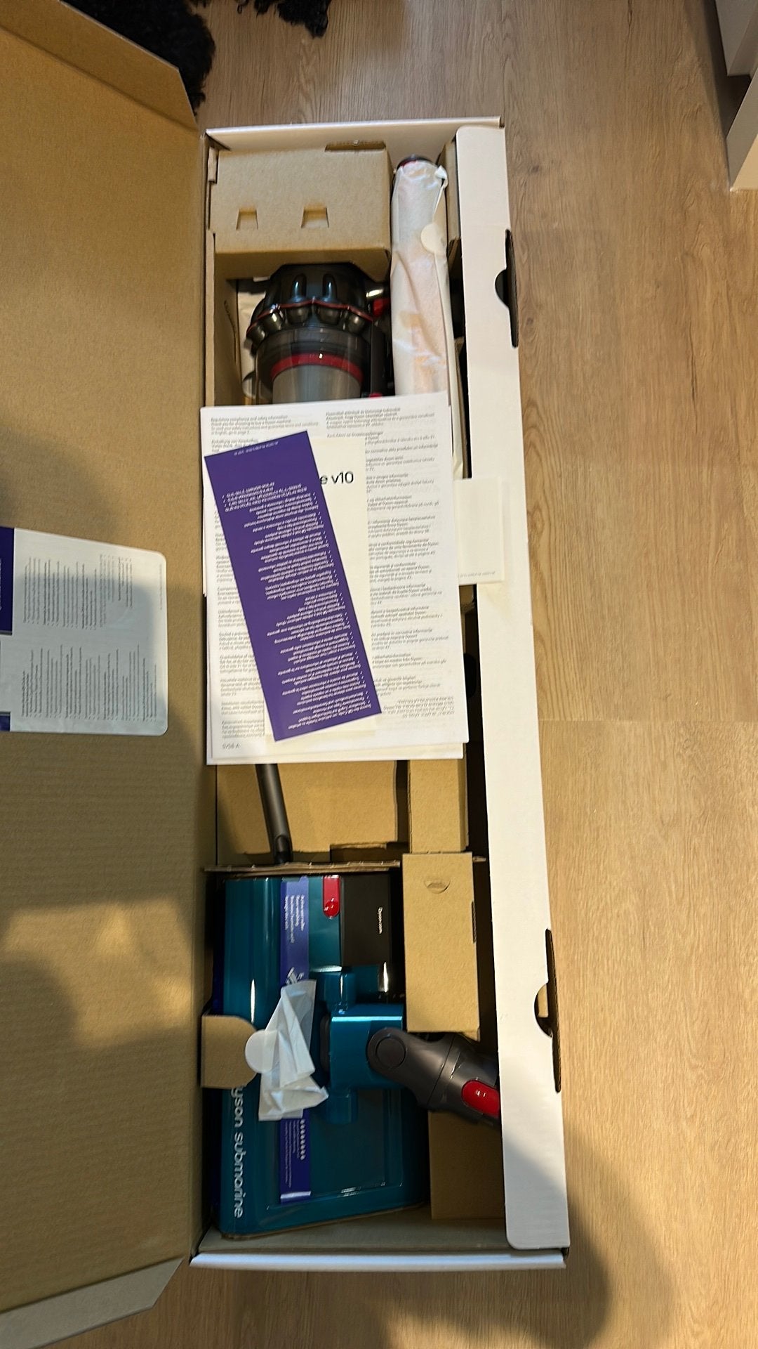 Foto 2 van Dyson Cyclone V10 Submarine Steelstofzuiger inc dweil -Nieuw