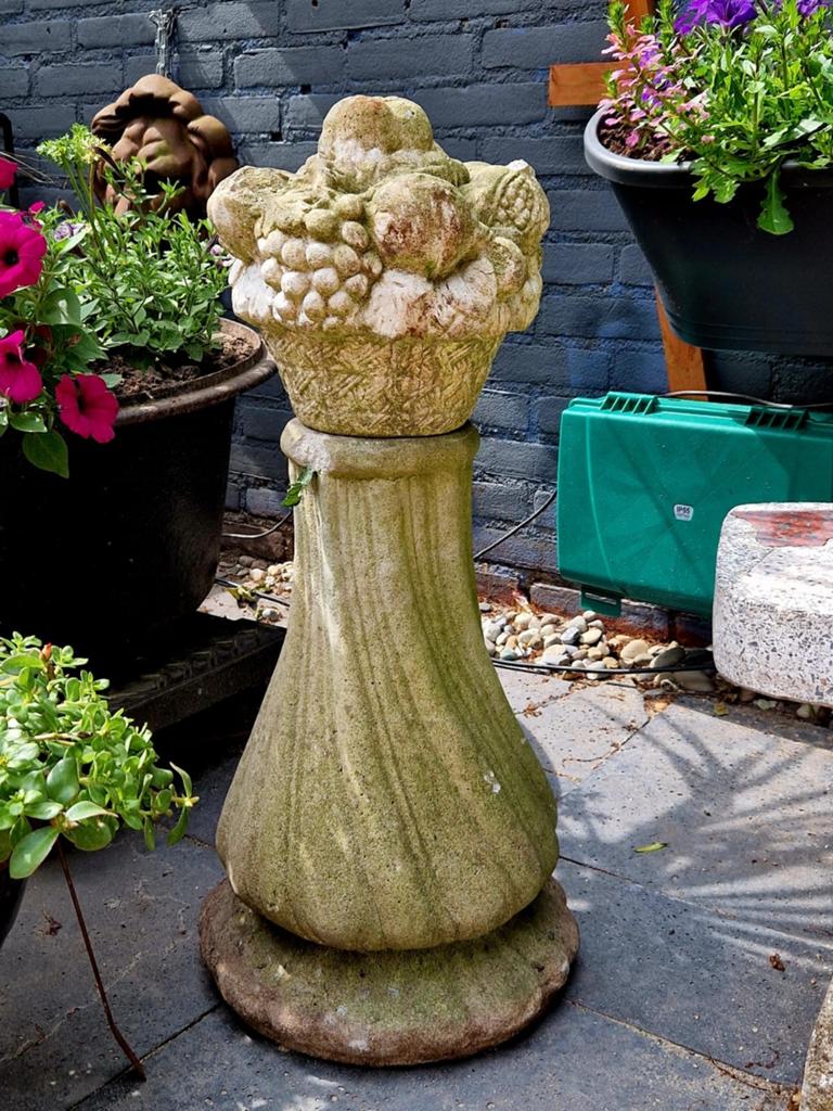 Zuil met fruit basket, Ophalen