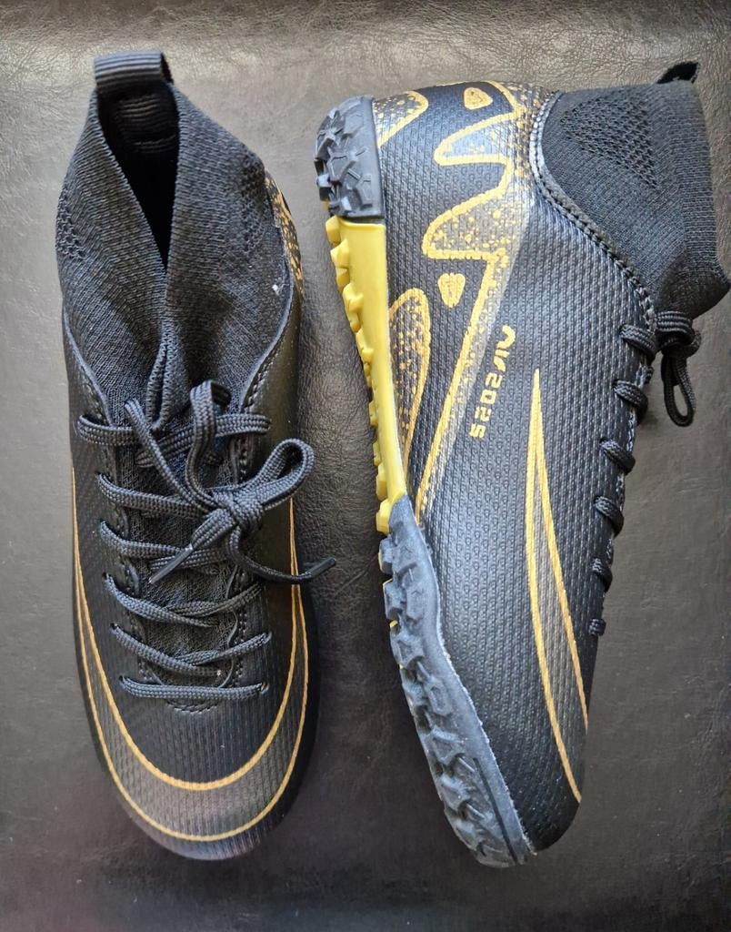 Voetbalschoenen Zwart Goud kunstgras noppen - Maat 34, Ophalen of Verzenden, Nieuw, Schoenen