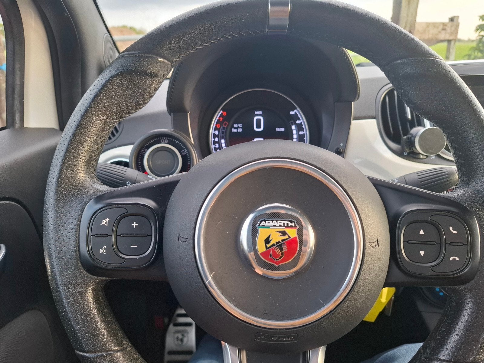 Foto 16 van Fiat 500 1.4 T-jet Abarth 595 145pk Wit 2019 Leder