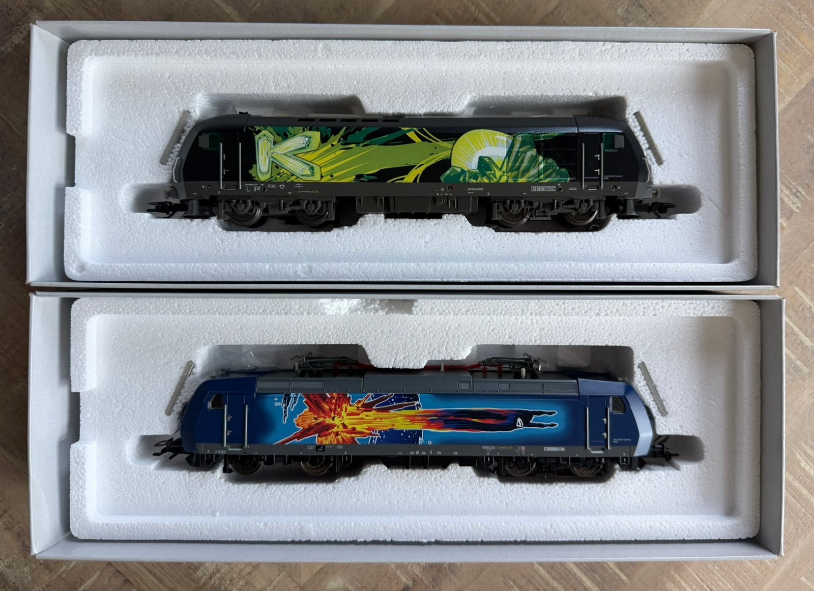 Märklin HO 36837 Dubbelset 'Superman' BR 185 en Serie 2016, Hobby en Vrije tijd, Modeltreinen | H0, Wisselstroom, Locomotief, Ophalen of Verzenden