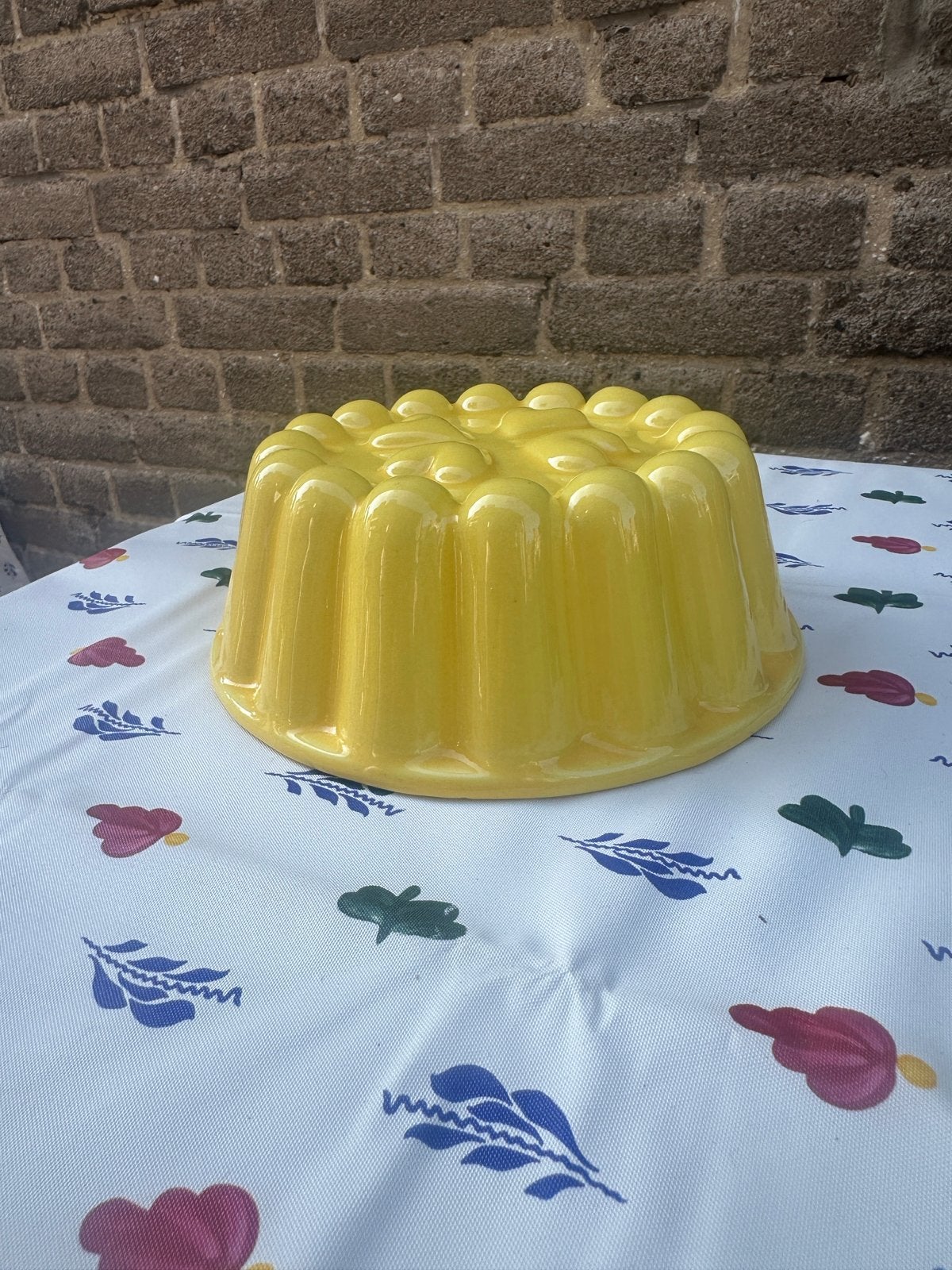 Gele keramische puddingvorm met hartjes, Ophalen of Verzenden