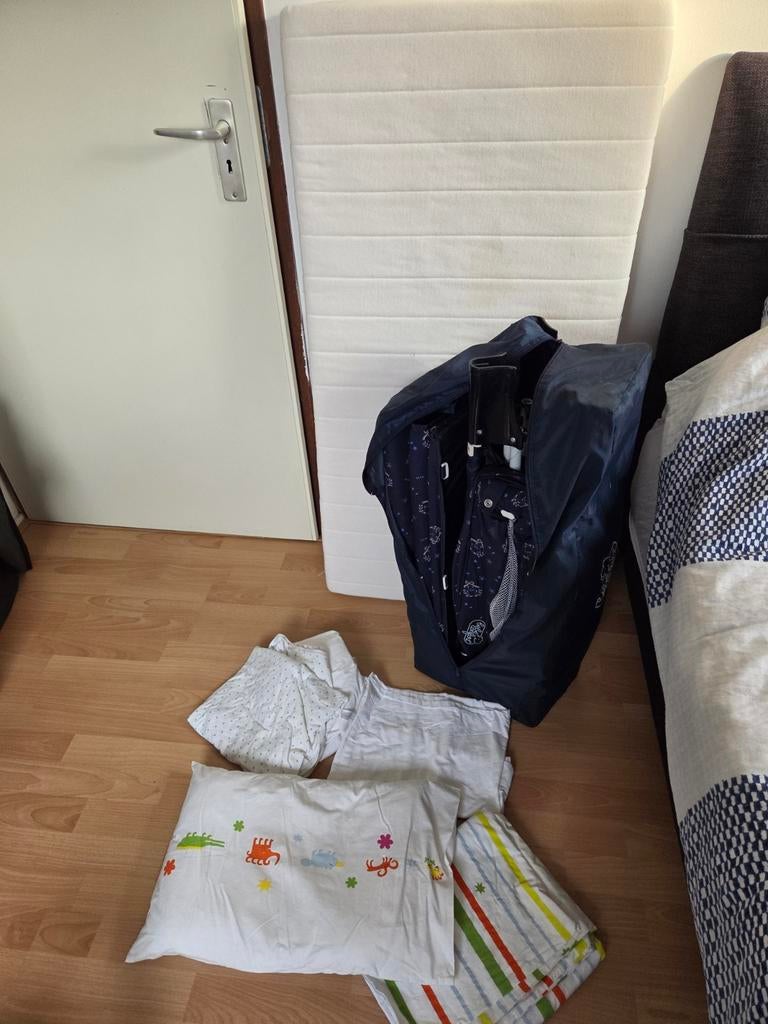 Campingbedje met hoeslakens, Ophalen of Verzenden, Gebruikt, Reisbedje