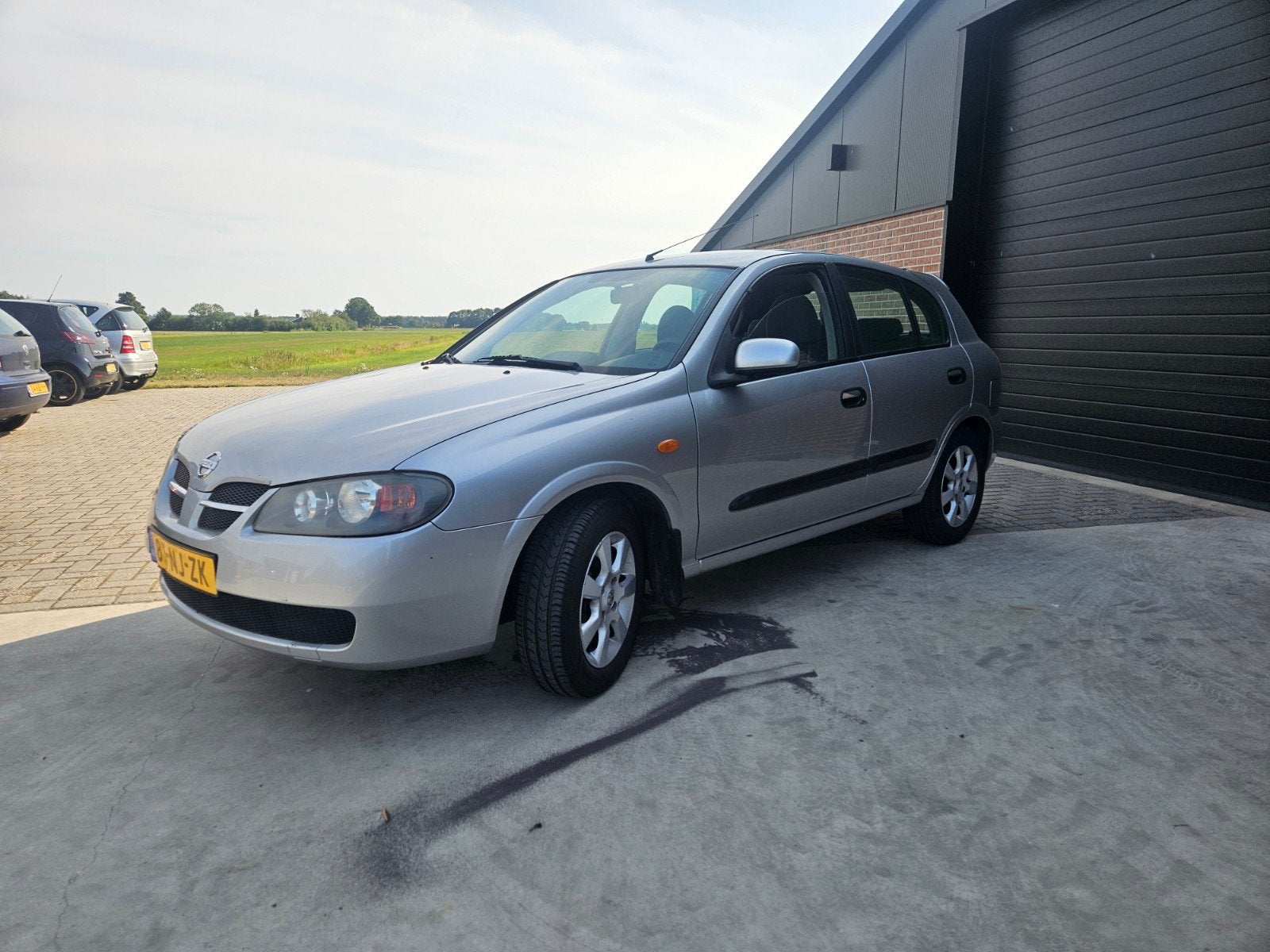 Nissan Almera 1.8 5D 2003 Grijs, Auto's, Stof, 4 cilinders, Origineel Nederlands, 1200 kg
