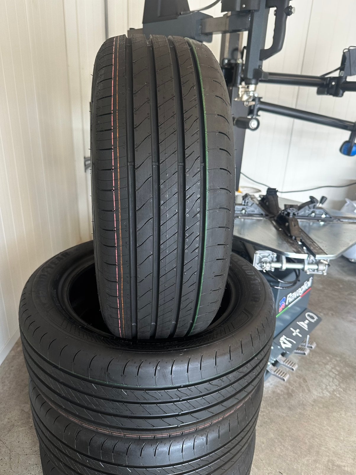 4 Stuks Goodyear 215 55 17 Zomerbanden Inclusief Montage