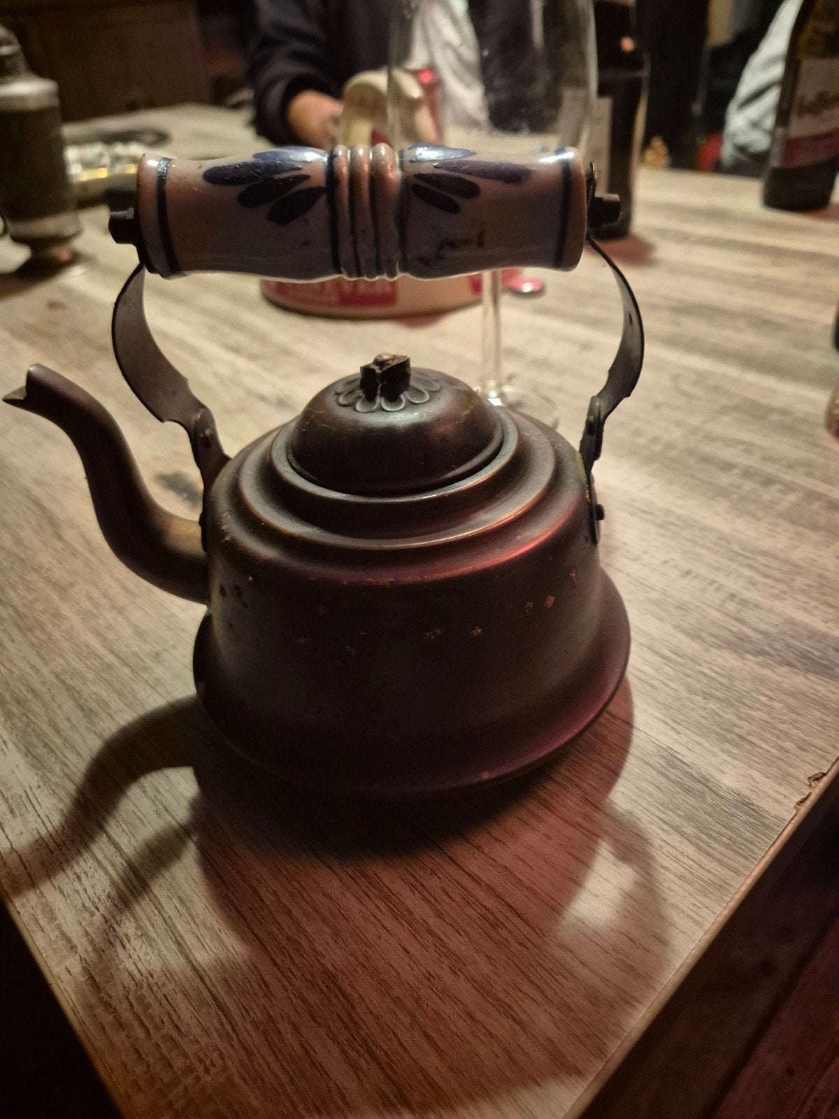 Antieke koperen theepot met Delfts blauw handvat, Ophalen of Verzenden