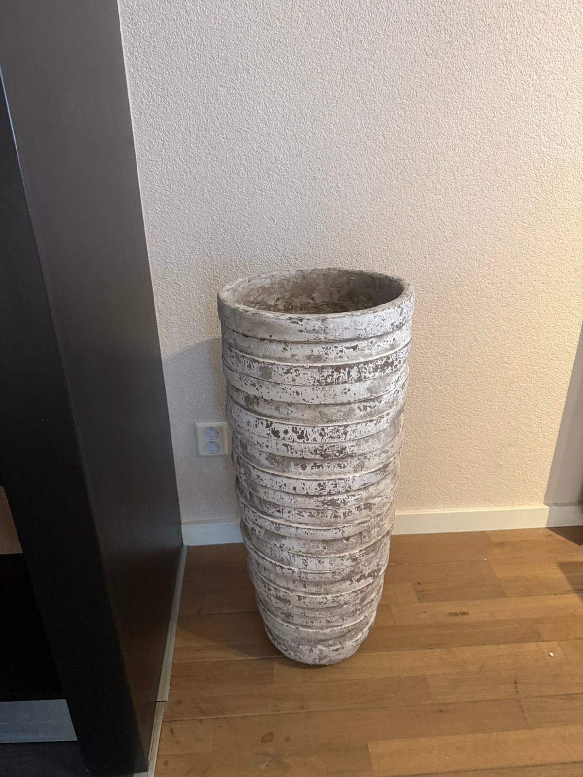 Hoge plantenpot / Bloempot – Robuuste uitstraling, Tuin en Terras, Bloempotten, Ophalen, Zo goed als nieuw, Rond, Aardewerk